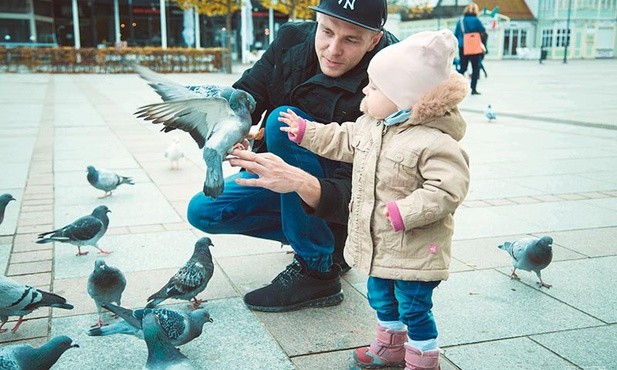 – Bycie ojcem to cudowny dar, cieszę się każdą chwilą z córką i jestem wdzięczny mojej żonie, że stworzyliśmy rodzinę – mówi Piotr Plichta.