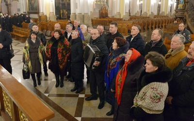 W katedrze radomskiej zaśpiewali dla bp. Henryka Tomasika. Pierwszy z lewej ks. Krzysztof Wilk