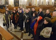 W katedrze radomskiej zaśpiewali dla bp. Henryka Tomasika. Pierwszy z lewej ks. Krzysztof Wilk