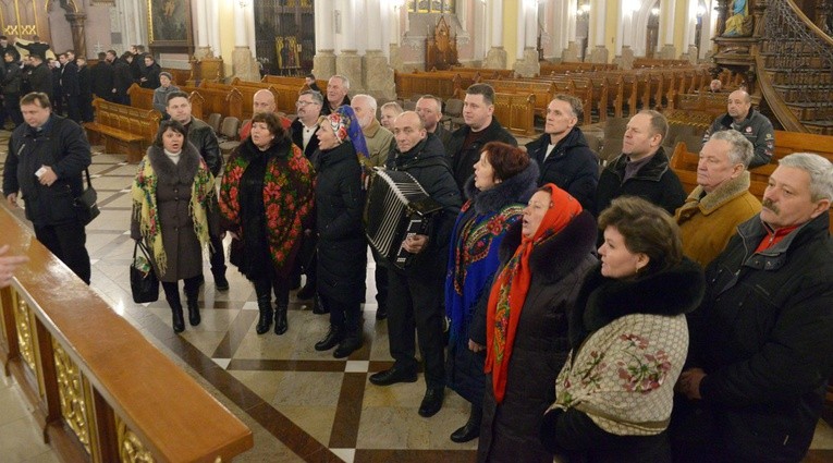 W katedrze radomskiej zaśpiewali dla bp. Henryka Tomasika. Pierwszy z lewej ks. Krzysztof Wilk