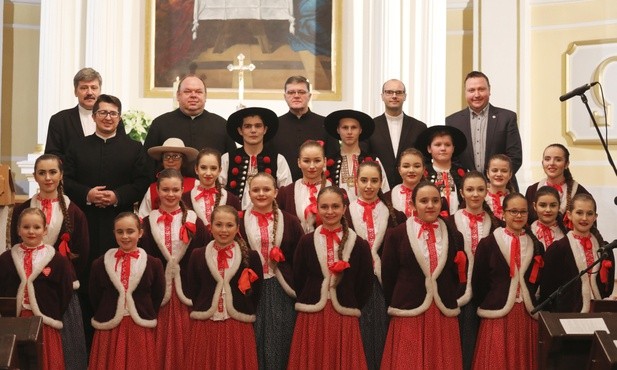 "Równica", która przygotowała koncert pod kierunkiem Renaty Ciszewskiej, jest zespołem złożonym z młodych artystów obu wyznań