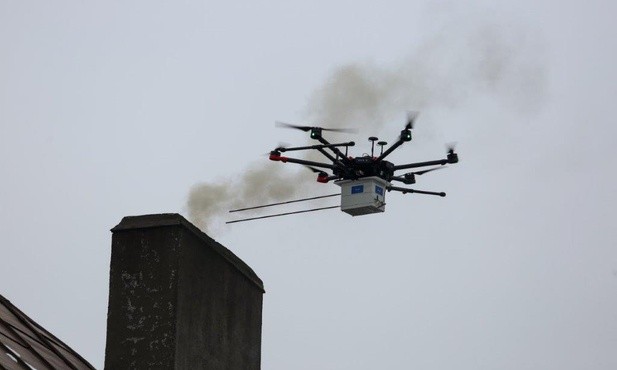 Katowice: dron bada dym z kominów