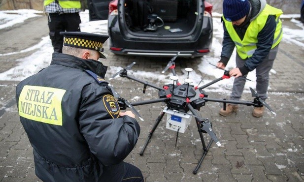 Katowice: dron bada dym z kominów