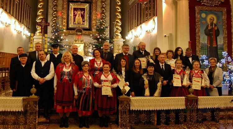 Dyplomy i nagrody laureatom wręczał m.in. ks. kan. Zbigniew Stanios, kustosz sanktuarium (czwarty z lewej w górnym rzędzie)