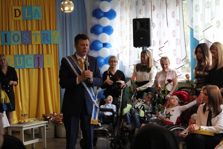 Ceremonia wręczenia orderu uśmiechu dla s. Łucji 