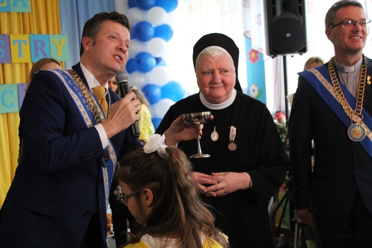 Ceremonia wręczenia orderu uśmiechu dla s. Łucji 