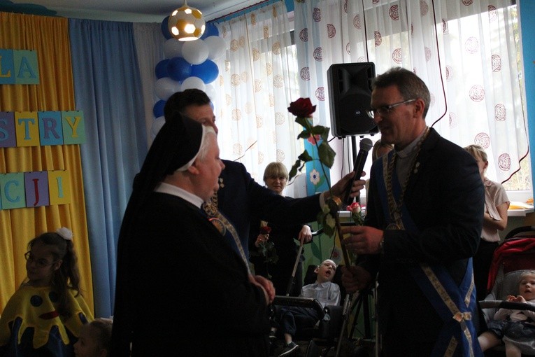 Ceremonia wręczenia orderu uśmiechu dla s. Łucji 