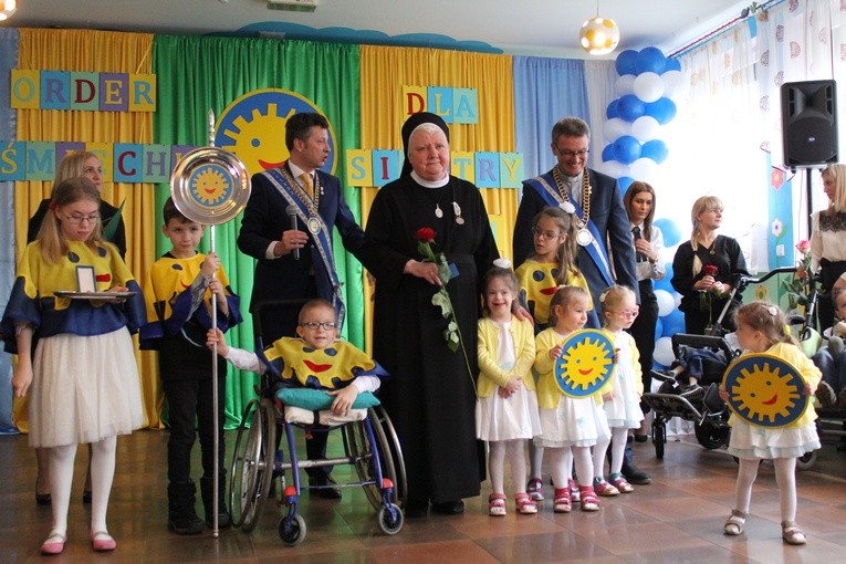 Ceremonia wręczenia orderu uśmiechu dla s. Łucji 