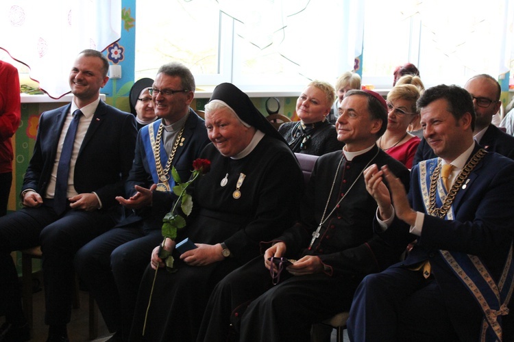 Ceremonia wręczenia orderu uśmiechu dla s. Łucji 