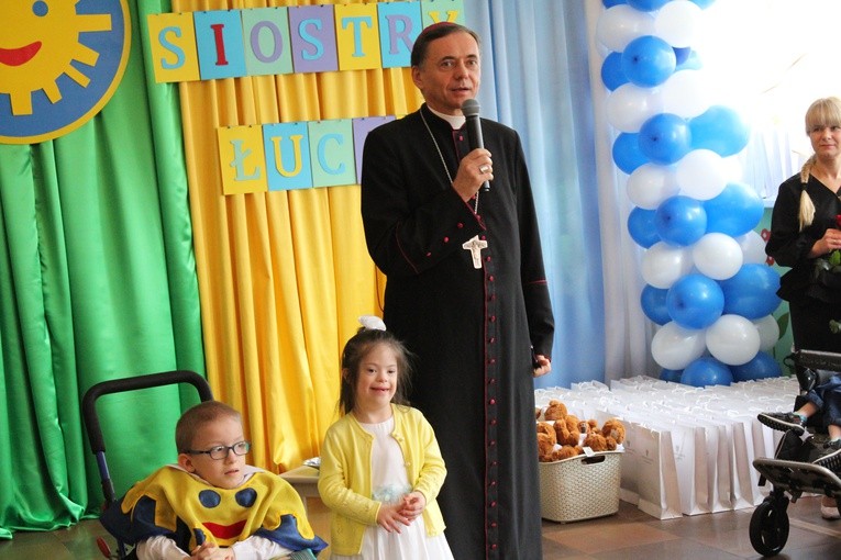 Ceremonia wręczenia orderu uśmiechu dla s. Łucji 