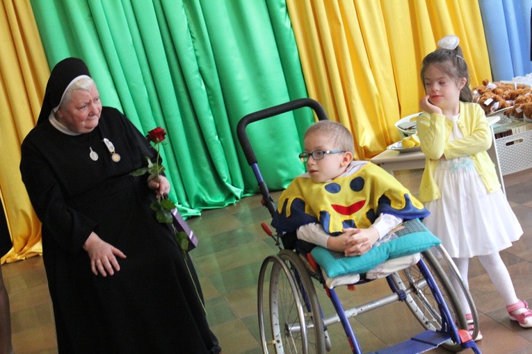 Ceremonia wręczenia orderu uśmiechu dla s. Łucji 