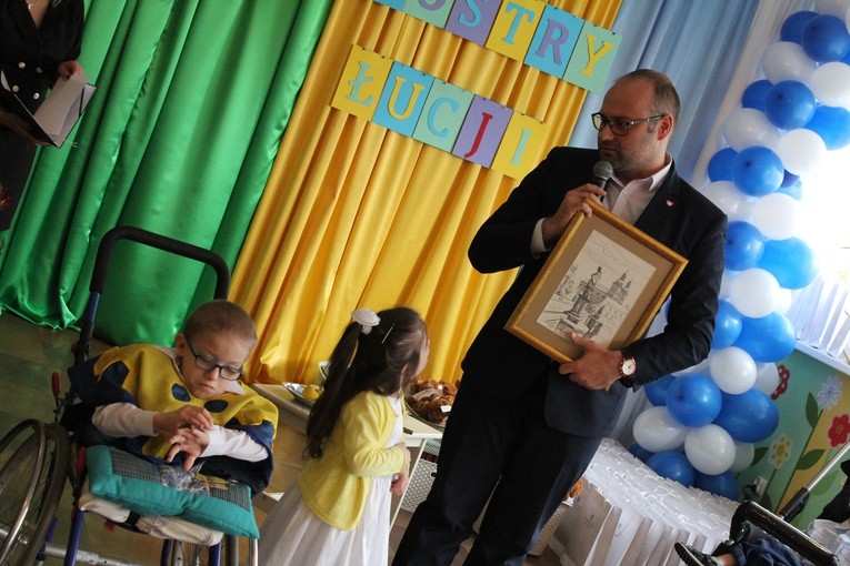 Ceremonia wręczenia orderu uśmiechu dla s. Łucji 