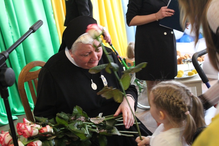 Ceremonia wręczenia orderu uśmiechu dla s. Łucji 