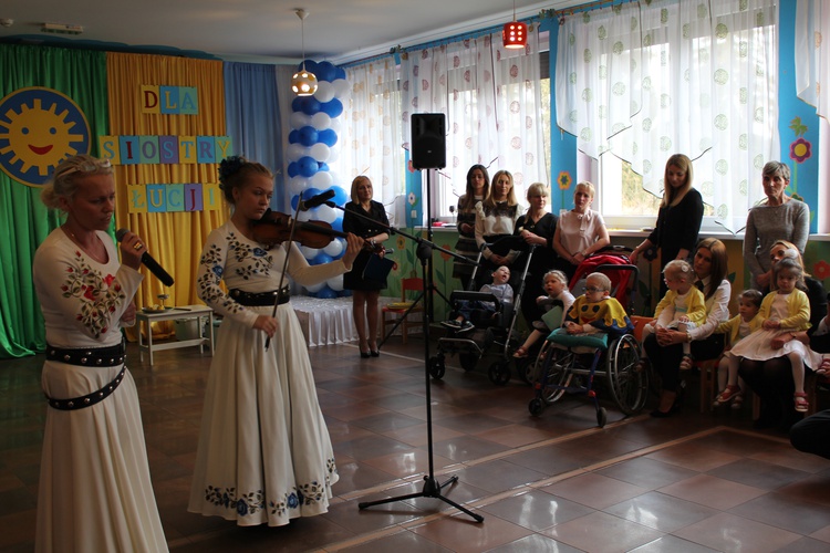 Ceremonia wręczenia orderu uśmiechu dla s. Łucji 