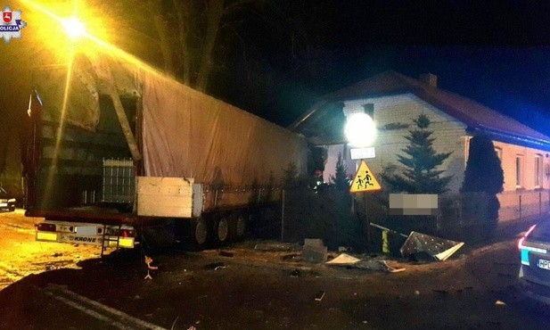 Dorohucza. Rozpędzony tir wjechał w dom
