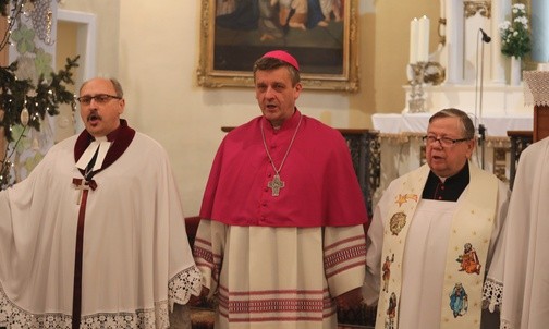Modlitwę Pańską odmówili trzymając się za ręce: (od lewej) bp Adrian Korczago, bp Roman Pindel i ks. prał. Adam Drożdż