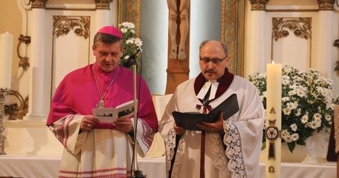 Na zakończenie nabożeństwa ekumenicznego biskupi: Roman Pindel i Adrian Korczago udzielili zgromadzonym w kościele błogosławieństwa