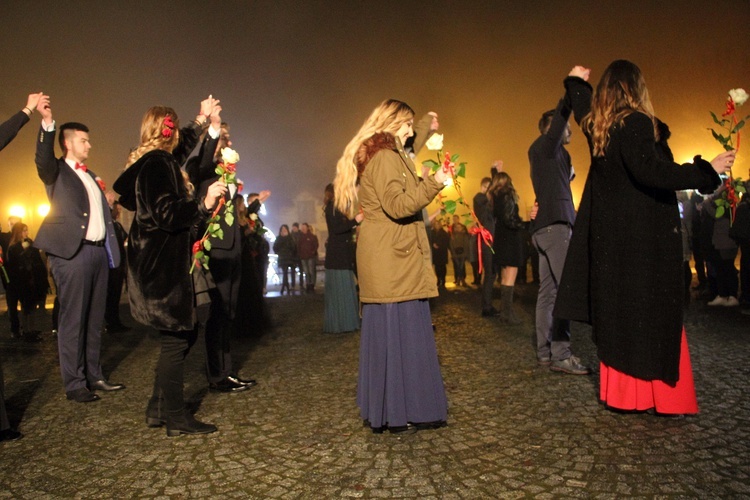 Polonez maturzystów Katolickiego LO w Głownie