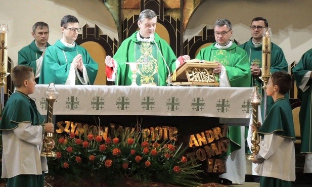 Bp Roman Pindel przewodniczył Mszy św., w czasie której doktor Anna Byrczek przyjęła papieskie odznaczenie