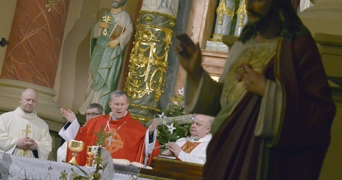 Mszy św. z poświęceniem w kościele w Jedlni przewodniczył bp Piotr Turzyński