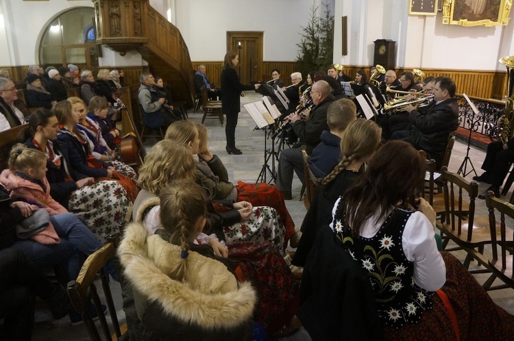 Wiele głosów na cześć Bożej Dzieciny 