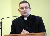 Ks. Jan Frąckowiak pochodzi z Archidiecezji Poznańskiej. W Rzymie obronił pracę doktorską na temat Bożego gniewu. 