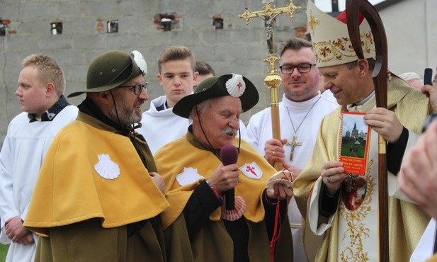 Przewodnik po Świętokrzyskiej Drodze św. Jakuba i muszle bp. Piotrowi Turzyńskiemu przekazali Marek Sokołowski (z lewej) i Jerzy Kazimierczak, senior konfraterni 