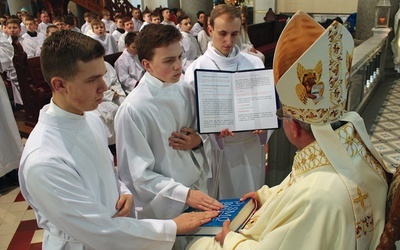 Posługę przyjęło w kościele pw. Matki Boskiej Bolesnej w Nysie 99 chłopców z 33 parafii diecezji opolskiej.