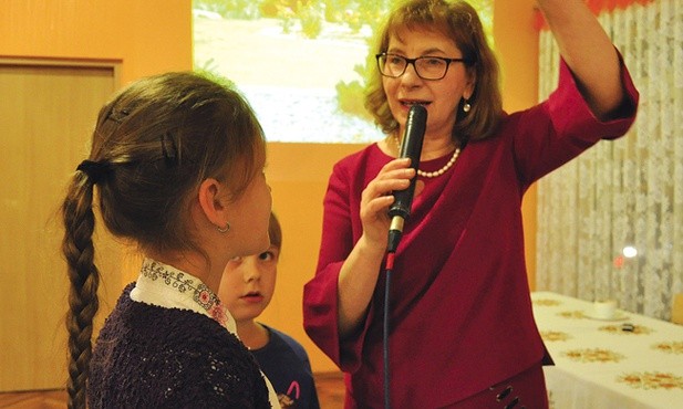 – To niektóre z naszych skarbów – tłumaczyła dzieciom.