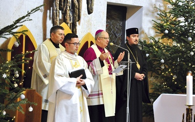 Z kościoła seminaryjnego popłynęła wspólna modlitwa. Poprowadzili ją bp Andrzej Czaja i abp Jerzy Pańkowski  (po prawej).