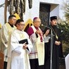 Z kościoła seminaryjnego popłynęła wspólna modlitwa. Poprowadzili ją bp Andrzej Czaja i abp Jerzy Pańkowski  (po prawej).