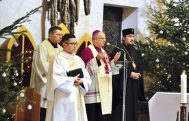 Z kościoła seminaryjnego popłynęła wspólna modlitwa. Poprowadzili ją bp Andrzej Czaja i abp Jerzy Pańkowski  (po prawej).