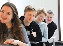 Od lewej: Monika, Filip, Marta i ks. Krzysztof Nowrot – jedni z organizatorów #youthcamp Rybnik.