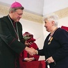 ▼	Medal św. Jadwigi z rąk abp. Józefa Kupnego otrzymała Elżbieta Krawiec, długoletnia pracownica dziekanatu PWT.