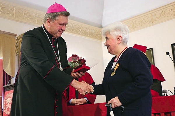▼	Medal św. Jadwigi z rąk abp. Józefa Kupnego otrzymała Elżbieta Krawiec, długoletnia pracownica dziekanatu PWT.