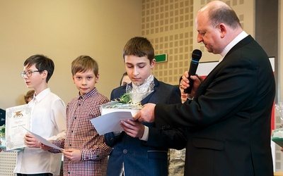 Od lewej: Łukasz Konopka, Damian Kozub i Jakub Potempa z ks. Adamem Spałkiem.