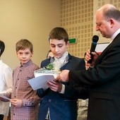 Od lewej: Łukasz Konopka, Damian Kozub i Jakub Potempa z ks. Adamem Spałkiem.