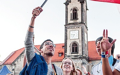 Sebastian Forero z flagą Polski podczas jednego z dwóch wielkich koncertów dla pielgrzymów z różnych krajów,  jakie odbyły się na tarnogórskim rynku. W czasie Dni w Diecezji przed ŚDM w Krakowie Sebastian wraz z przyjaciółmi mieszkał u rodzin z parafii Matki Sprawiedliwości i Miłości Społecznej w Tarnowskich Górach-Opatowicach.