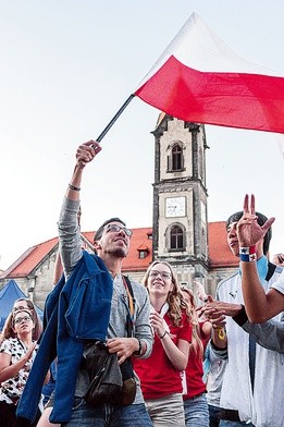 Sebastian Forero z flagą Polski podczas jednego z dwóch wielkich koncertów dla pielgrzymów z różnych krajów,  jakie odbyły się na tarnogórskim rynku. W czasie Dni w Diecezji przed ŚDM w Krakowie Sebastian wraz z przyjaciółmi mieszkał u rodzin z parafii Matki Sprawiedliwości i Miłości Społecznej w Tarnowskich Górach-Opatowicach.