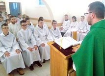 Ks. Michał Michnicki uczył, jak rozważać Pismo Święte metodą lectio divina.