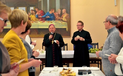 Bp Henryk Tomasik życzył słuchaczom wytrwałości w studiowaniu Biblii. Obok ks. Jacek Kucharski.