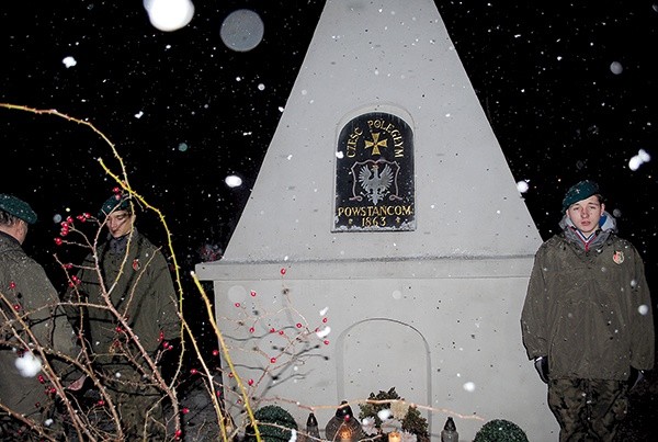 ▲	Przy pomniku – piramidzie wartę zaciągnęli harcerze.