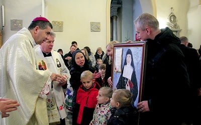 ▲	W procesji z darami przyniesiono obraz bł. Bolesławy.