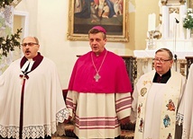 Modlitwę Pańską odmówili: (od lewej) bp Adrian Korczago, bp Roman Pindel i ks. prał. Adam Drożdż.