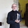 Ojciec Robert Mól z nagrodą „Róże Kłodzkie” 2017.