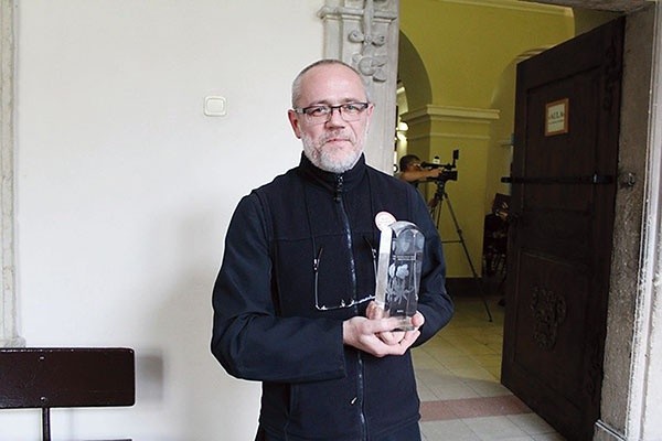 Ojciec Robert Mól z nagrodą „Róże Kłodzkie” 2017.