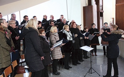 Chór „Con Spirito” śpiewał podczas Mszy św. poprzedzającej poświęcenie ołtarza adoracji  „Dar Miłości i Pokoju”.