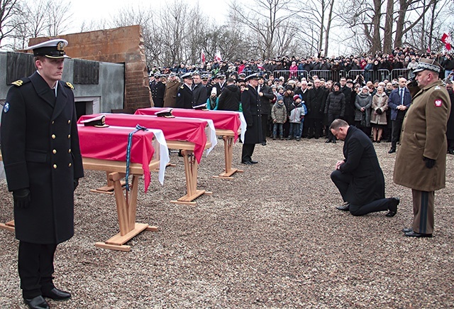 W uroczystościach pogrzebowych trzech komandorów uczestniczył prezydent Andrzej Duda.  Adm. Unrug miałby spocząć obok swoich podkomendnych.