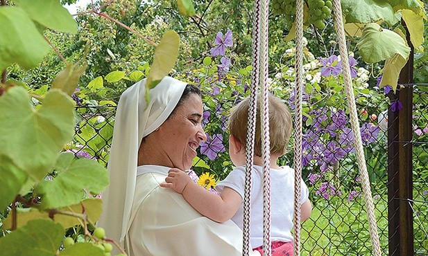 Na co dzień siostry prowadzą dom dziecka.