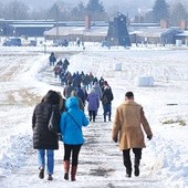 ▲	Po wykładzie i wspomnieniach uczestnicy spotkania przeszli na teren byłego Konzentrationslager.